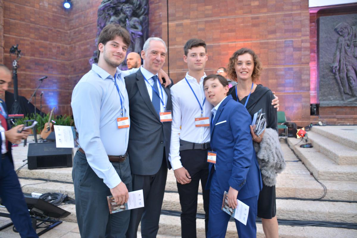 Marcela y Lorenzo Goldberg de España participaron en las Ceremonias de Yom Hashoá con sus hijos Sergio, Daniel y Mark. 
